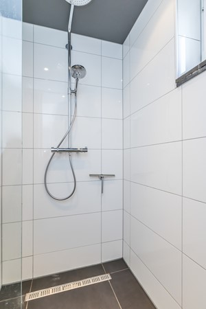 Foto - Verkocht onder voorbehoud: Verrassend ruime en instapklare gezinswoning met diepe zonnige tuin in Hoensbroek
